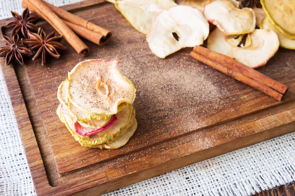 Sağlıklı snack. Elma ve armut cips kurutulmuş — Stok fotoğraf