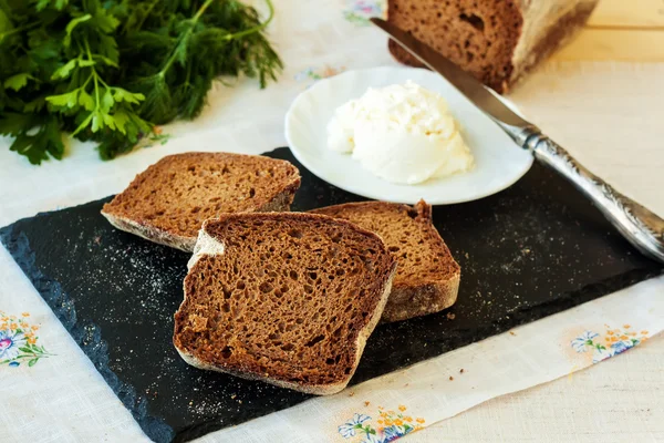 Rye roti dan krim keju dengan herbal — Stok Foto