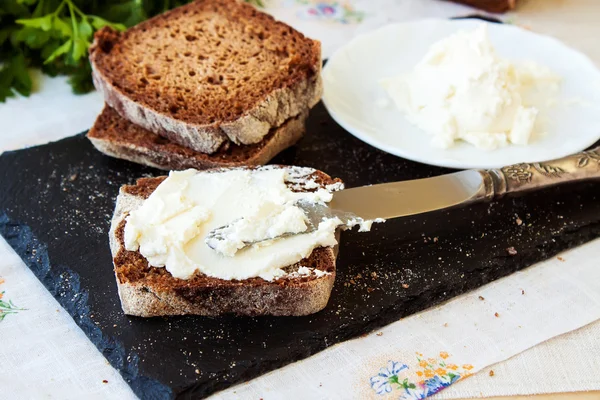 Rye roti dan krim keju dengan herbal — Stok Foto