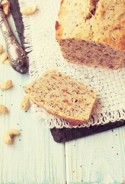 Pisang buatan sendiri dan roti kacang di atas meja kayu — Stok Foto