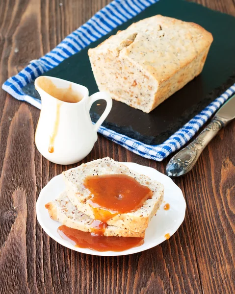 Pan de plátano con salsa de caramelo —  Fotos de Stock