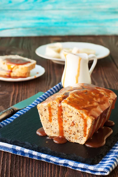 Pan de plátano con salsa de caramelo —  Fotos de Stock