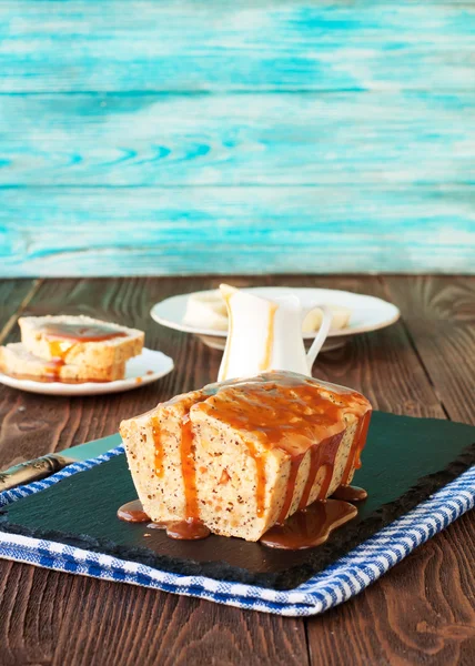 Bananenbrot mit Karamellsoße — Stockfoto