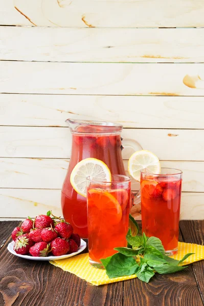 Erfrischendes Erdbeer- und Basilikumgetränk — Stockfoto