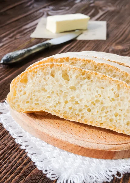 Хлеб Чиабатта на деревянном столе — стоковое фото