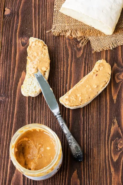 Dilim ciabatta ahşap masa fıstık ezmesi ile
