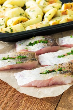 Balık yemek - balık filetosu fırında patates ile hazırlanması