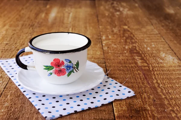 Taza de leche sobre mesa de madera —  Fotos de Stock