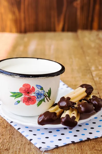 Churros caseros (galletas de dedo) con taza de leche en ta de madera —  Fotos de Stock