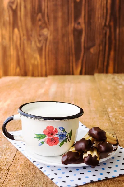 Churros caseiros (biscoitos de dedo) com caneca de leite em madeira ta — Fotografia de Stock
