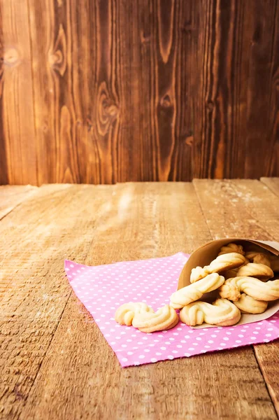 Pack van zelfgemaakte cookies op houten achtergrond — Stockfoto