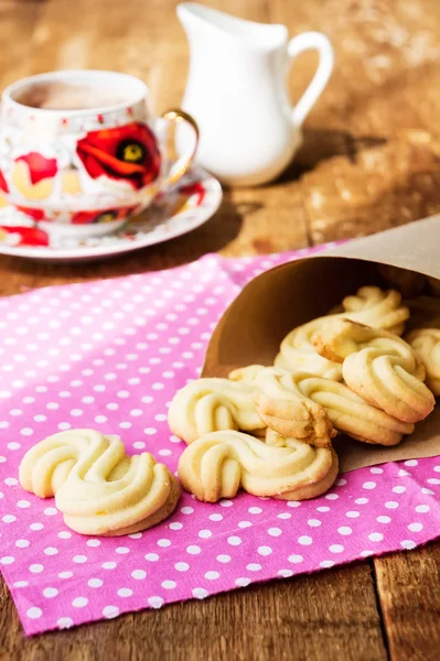 Galletas caseras con taza de chocolate caliente en mesa de madera —  Fotos de Stock