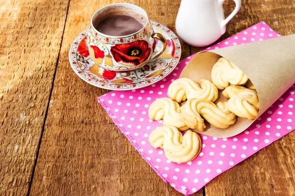 Galletas caseras con taza de chocolate caliente en mesa de madera —  Fotos de Stock