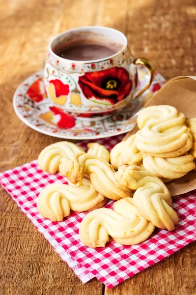 Galletas caseras con taza de chocolate caliente en mesa de madera —  Fotos de Stock