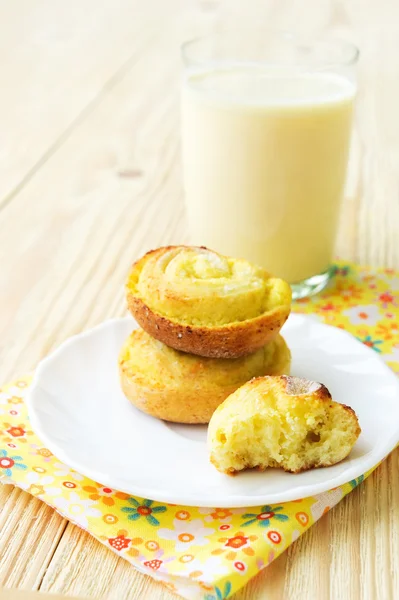 Desayuno - bollos dulces con requesón y un vaso de yogur —  Fotos de Stock