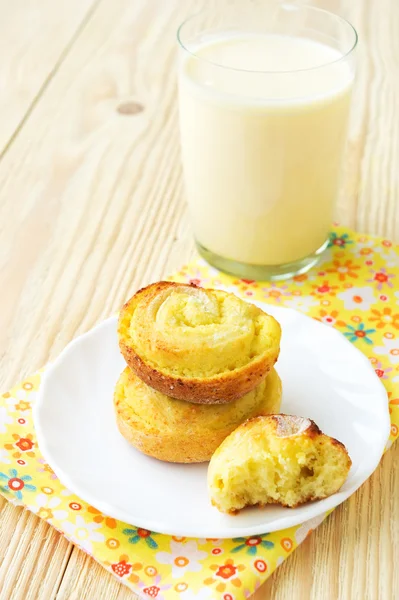 Rollos de pan dulce con relleno de queso cottage y un vaso de yog —  Fotos de Stock