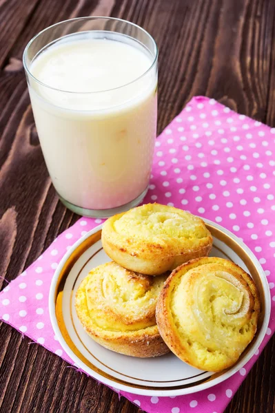 Rollos de pan dulce con relleno de queso cottage y un vaso de yog —  Fotos de Stock