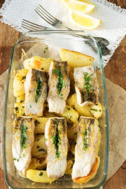 Balık yemek - kızarmış balık patates kızartması ile