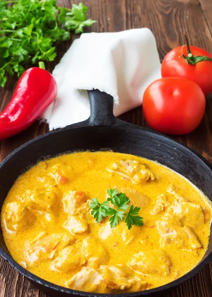 Kyckling, kokt paprika och grädde sås, med ingredienser — Stockfoto