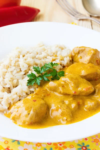 Hühnerpaprika und Sahnesoße, serviert mit Reis — Stockfoto