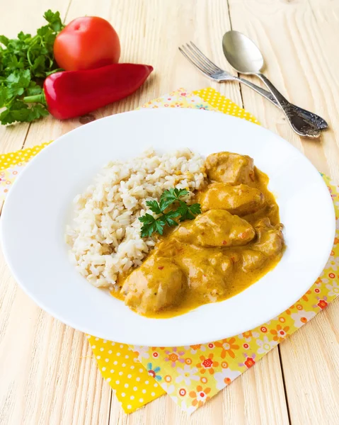 Hühnchen in Paprika-Sahne-Sauce gekocht, serviert mit Reis, Witz — Stockfoto