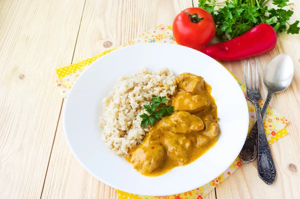 Hühnerpaprika und Sahnesoße, serviert mit Reis — Stockfoto