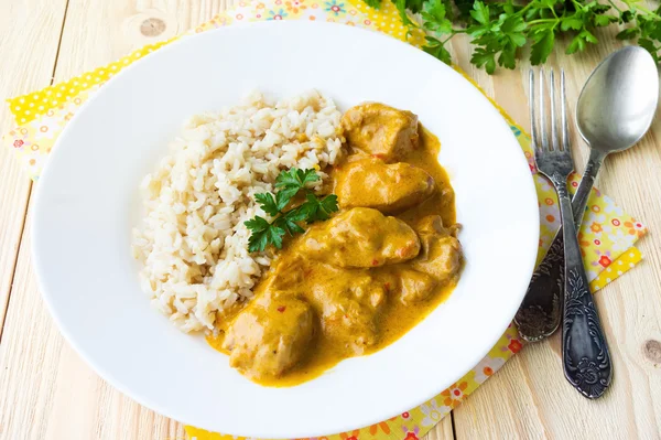 Chicken Paprikash - traditionelle ungarische Huhn in papr gekocht — Stockfoto