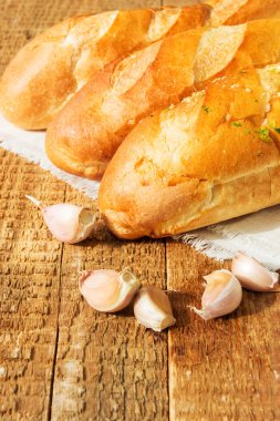 Ahşap masa üzerinde üç lezzetli sarımsak baget