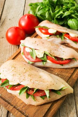 Sebze ile çiğ tavuk göğsü dolması