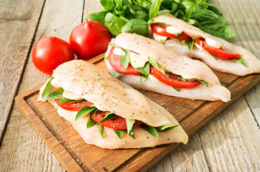 Sebze ile çiğ tavuk göğsü dolması