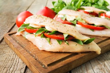 Sebze ile çiğ tavuk göğsü dolması