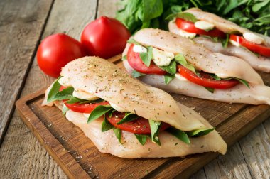 Sebze ile çiğ tavuk göğsü dolması