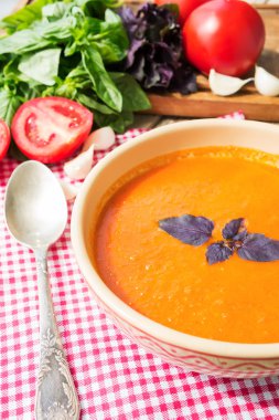 Taze domates fesleğen ve ahşap masa üzerinde domates çorbası