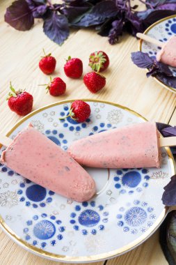 Taze çilek ile ev yapımı dondurma çıkar