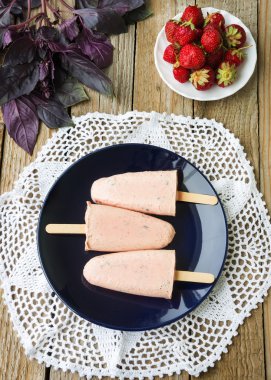 Taze çilek ile ev yapımı dondurma çıkar