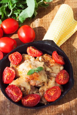 Hardal tavuk uyluk sarımsak ve domates ile sırlı