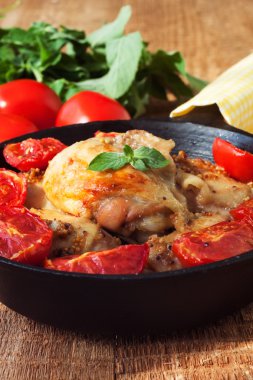Tavuk domates, sarımsak ve hardal ile