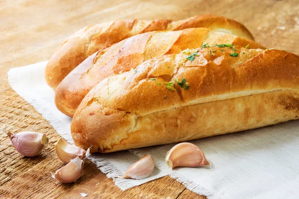 Rustik ahşap tezgah üzerinde üç lezzetli baget