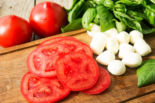 Mozzarella fresca, tomates y albahaca —  Fotos de Stock