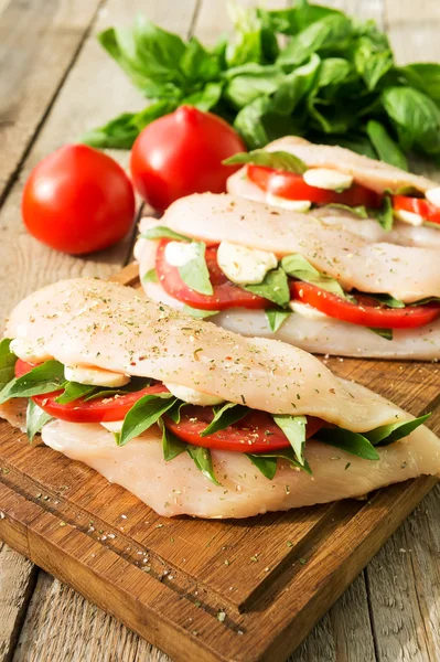 Sebze ile çiğ tavuk göğsü dolması