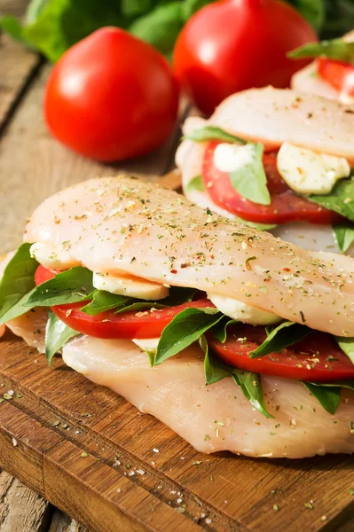 Raw chicken breasts stuffed with vegetables — Stock Photo, Image