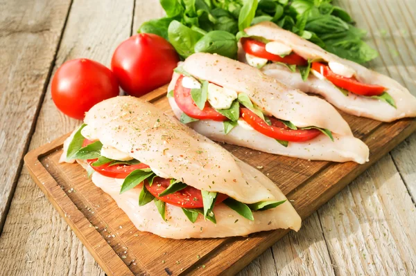 Sebze ile çiğ tavuk göğsü dolması