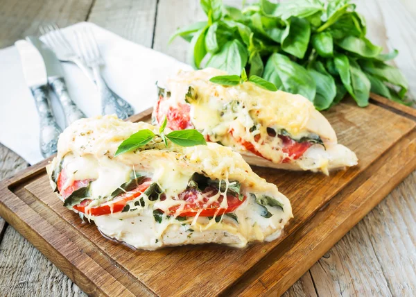 Pechugas de pollo a la parrilla rellenas de verduras — Foto de Stock