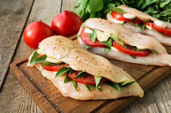 Sebze ile çiğ tavuk göğsü dolması