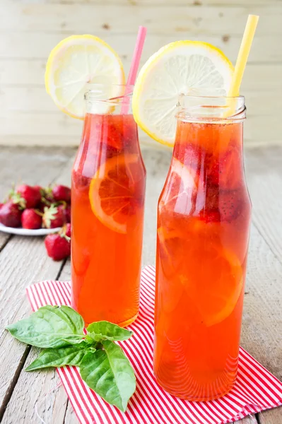 Freshing strawberry and basil drink — Stock Photo, Image