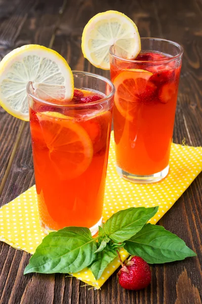 Freshing strawberry and basil drink — Stock Photo, Image