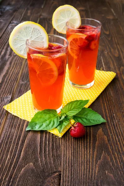 Freshing strawberry and basil drink — Stock Photo, Image