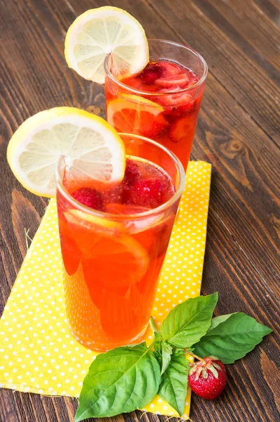 Freshing strawberry and basil drink — Stock Photo, Image