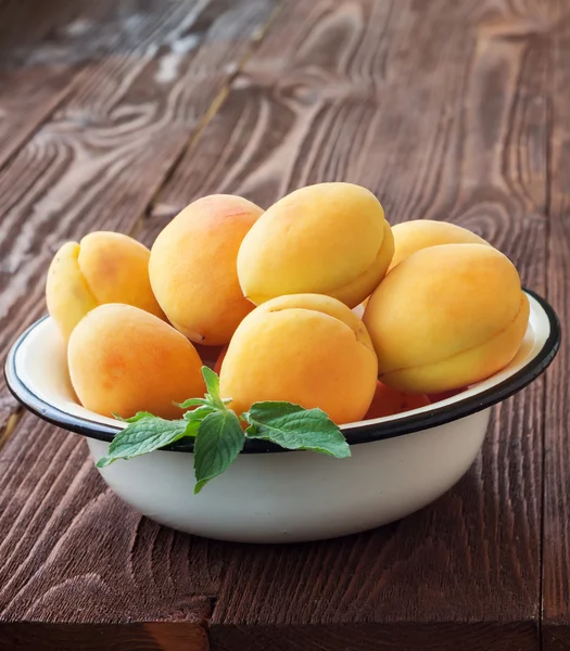 Bol d'abricots récoltés — Photo