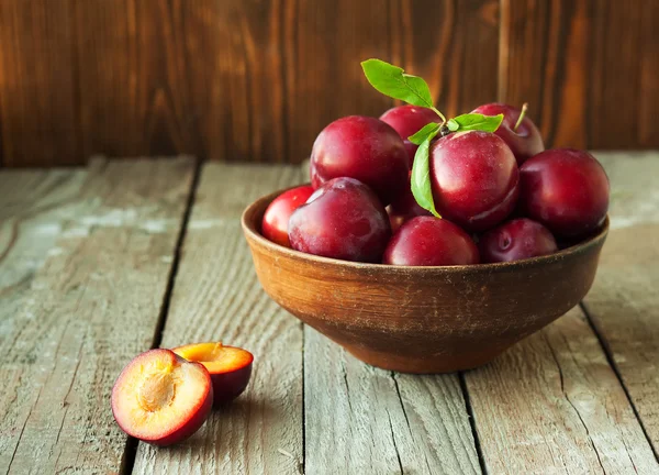 Prunes sur fond bois rustique — Photo